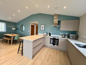 Stylish 3-Bed Seaview Retreat with Balcony - Steps from the Beach - Westward Ho!