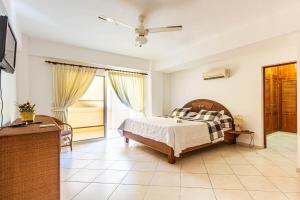 Alicia Beach, Hispaniola Sol!