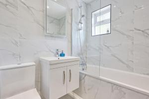 5BDR Apartment By Homestyles Hosts Short Lets & Serviced Accommodation Widford With Free WiFi & Free Parking