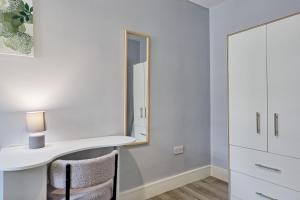 5BDR Apartment By Homestyles Hosts Short Lets & Serviced Accommodation Widford With Free WiFi & Free Parking