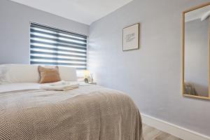 5BDR Apartment By Homestyles Hosts Short Lets & Serviced Accommodation Widford With Free WiFi & Free Parking