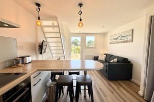 Maison refaite à neuf - Piscine et parking privé