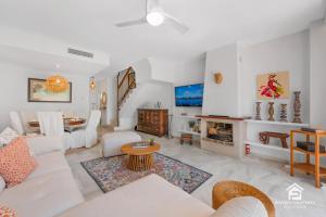 Chic 3BR Townhouse on the Beach with pool and garage