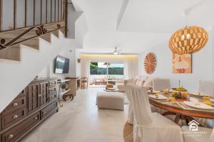 Chic 3BR Townhouse on the Beach with pool and garage