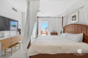 Chic 3BR Townhouse on the Beach with pool and garage