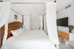 Chic 3BR Townhouse on the Beach with pool and garage