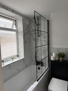 Spacious 4Bed - Next to Stadium