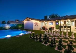 Charming Zen home with Heated Pool, Pool table, Arcade and Mini golf.