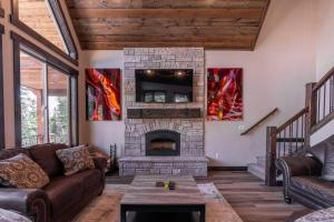 Good Karma Cabin - Luxury Mountain Retreat