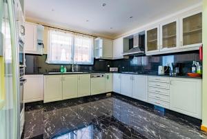 Great villa with covered swimming pool and sea view in Calheta Hasta La Vista