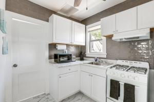 Stroll to Ocean Grove Boardwalk and Beach Sleek Apt