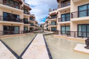 Top Beachfront Complex Private Patio & Shared Pool