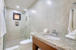 New 3 BD Condo with Pool and Gym