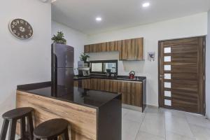 2BD Condo with Roof shared Pool