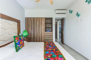 2BD Condo with Roof shared Pool