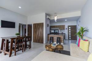2BD Condo with Roof shared Pool