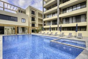3BR Condo Partial Sea View shared Pool and Jacuzzi