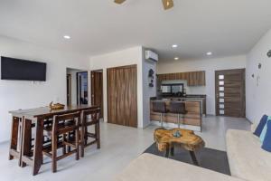 Beautiful condo with pool