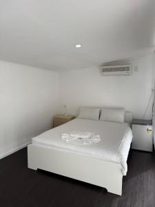 Cozy Budget Studio with Private Bath Backyard at Werribee