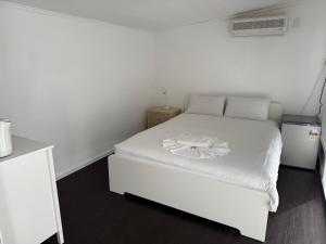 Cozy Budget Studio with Private Bath Backyard at Werribee