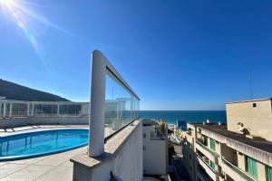 Cobertura com piscina e vista mar
