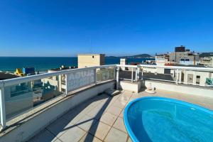 Cobertura com piscina e vista mar