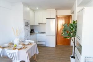 Apartamento con terraza y piscina junto a la playa