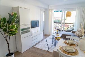 Apartamento con terraza y piscina junto a la playa