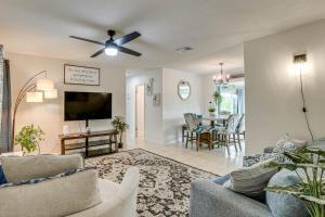 Port Charlotte Home w Sunroom, Grill & Fire Pit!