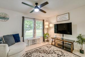 Port Charlotte Home w Sunroom, Grill & Fire Pit!