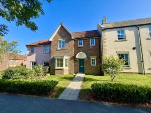 SnowCottage - Part of the The Bay Filey Holiday Village with pool, gym and direct beach access, pub, restaurant, tennis and meadows walks