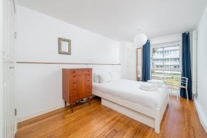 Modern Angel Flat with Balcony