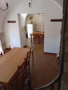 Maison en pierre village calme - cour fermée, parking et wifi gratuit, idéale famille