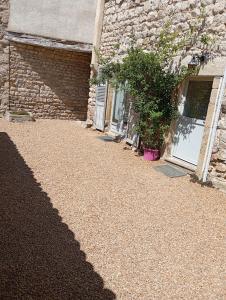 Maison en pierre village calme - cour fermée, parking et wifi gratuit, idéale famille