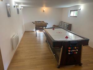 Chalets Mont Milo, Spacieux, 5ch, Sauna, Billard, Babyfoot, Borne de recharge electrique : photos des chambres