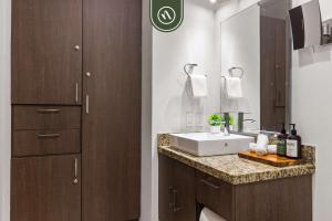 Centric 1 BR Condo with Gym Amazing Rooftop Pool