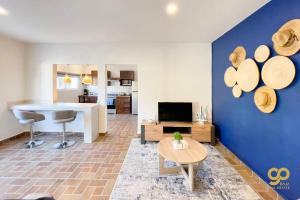 Chic Studio Kitchen WiFi TV Steps to Beach