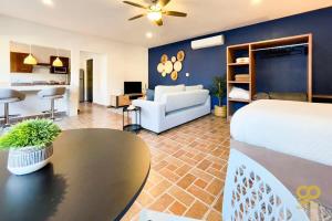 Chic Studio Kitchen WiFi TV Steps to Beach