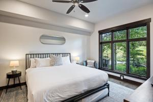 Unbeatable Location, Sleeps 5, Ski Access Across the Street, Large Hot Tub, Walk to the Lift