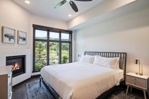 Unbeatable Location, Sleeps 5, Ski Access Across the Street, Large Hot Tub, Walk to the Lift