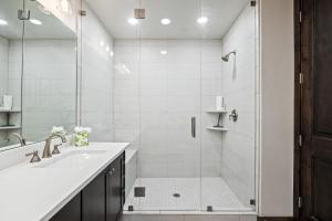 Unbeatable Location, Sleeps 5, Ski Access Across the Street, Large Hot Tub, Walk to the Lift