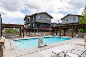Unbeatable Location, Sleeps 5, Ski Access Across the Street, Large Hot Tub, Walk to the Lift