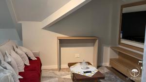 Apartamento com Banheira em frente à Rua Torta