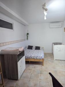 Chambre climatisée 2 places plus une place Bébé 0-3 ans, salle de bain et WC en espace privatif