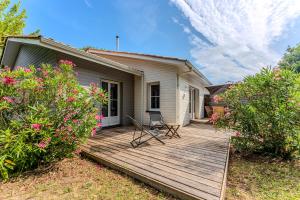 Maisons de vacances Pretty wooden house with terrace - Bassin d'Arcachon : photos des chambres