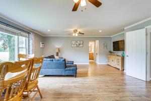 1 Block to Lake Huron Pet-Friendly Apt with Kayaks