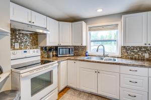 1 Block to Lake Huron Pet-Friendly Apt with Kayaks