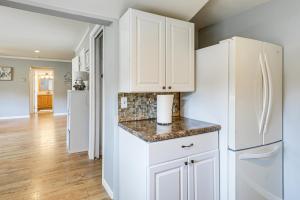 1 Block to Lake Huron Pet-Friendly Apt with Kayaks