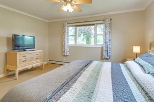 1 Block to Lake Huron Pet-Friendly Apt with Kayaks