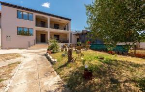 4 Bedroom Gorgeous Apartment In Korlat